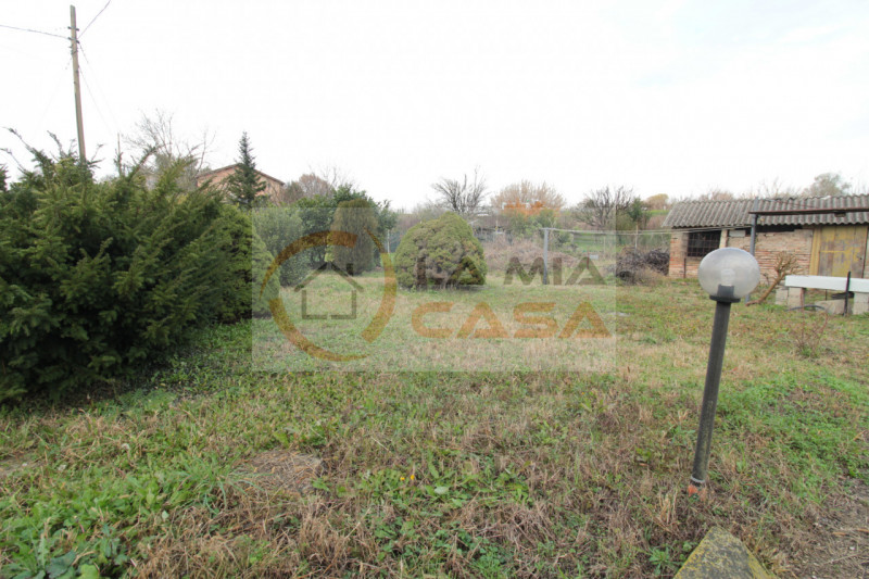 PONTELONGO: Casa indipendente sita in zona tranquilla e lungo strada secondaria. Disposta su due ...