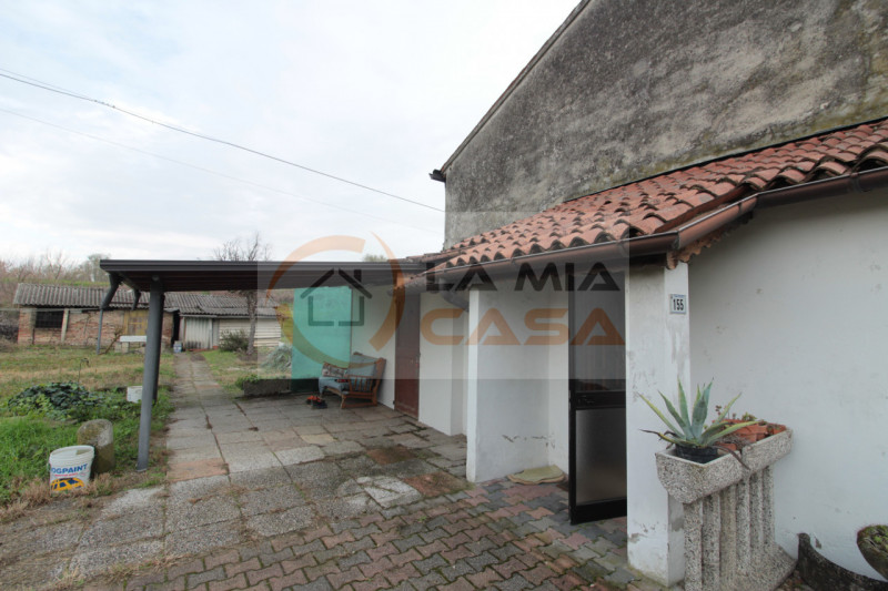 PONTELONGO: Casa indipendente sita in zona tranquilla e lungo strada secondaria. Disposta su due ...