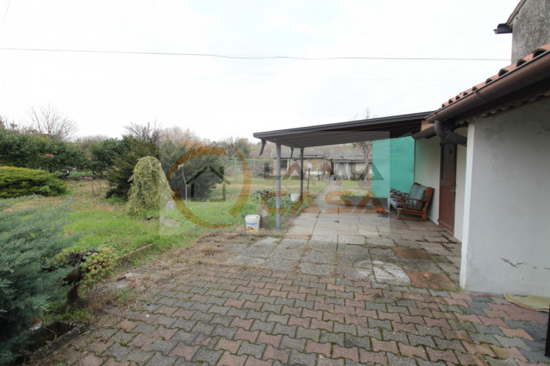 PONTELONGO: Casa indipendente sita in zona tranquilla e lungo strada secondaria. Disposta su due ...