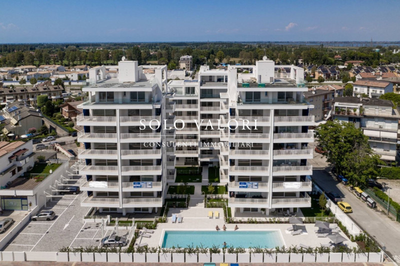 Scopri questo affascinante appartamento trilocale situato nel cuore di Jesolo, precisamente in Pi...