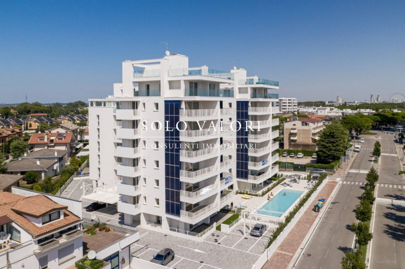 Scopri questo affascinante appartamento trilocale situato nel cuore di Jesolo, precisamente in Pi...