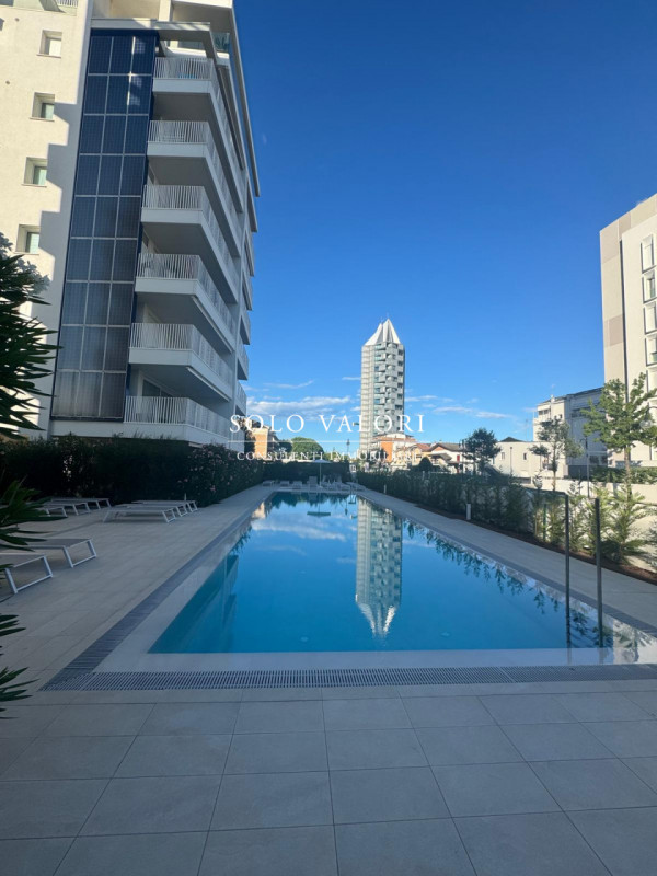 Scopri questo affascinante appartamento trilocale situato nel cuore di Jesolo, precisamente in Pi...