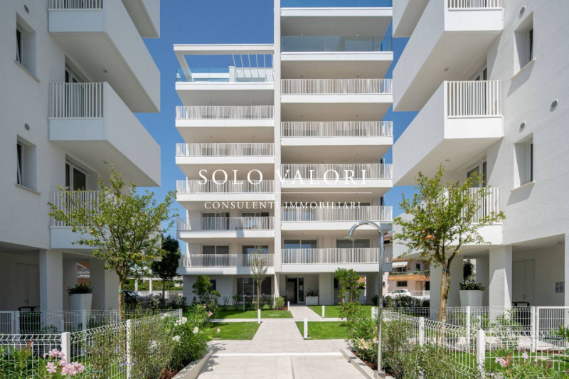 Scopri questo affascinante appartamento trilocale situato nel cuore di Jesolo, precisamente in Pi...