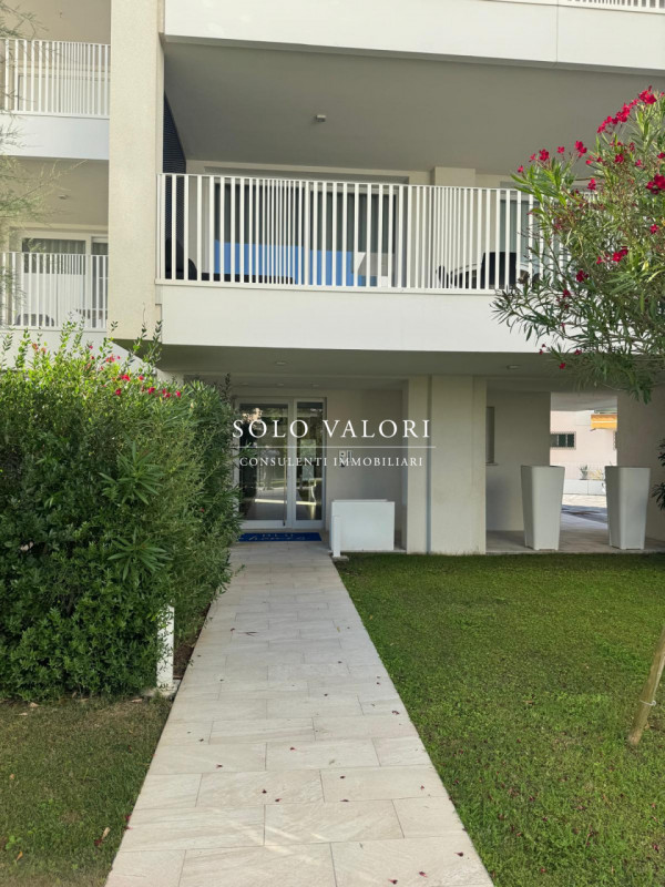 Scopri questo affascinante appartamento trilocale situato nel cuore di Jesolo, precisamente in Pi...