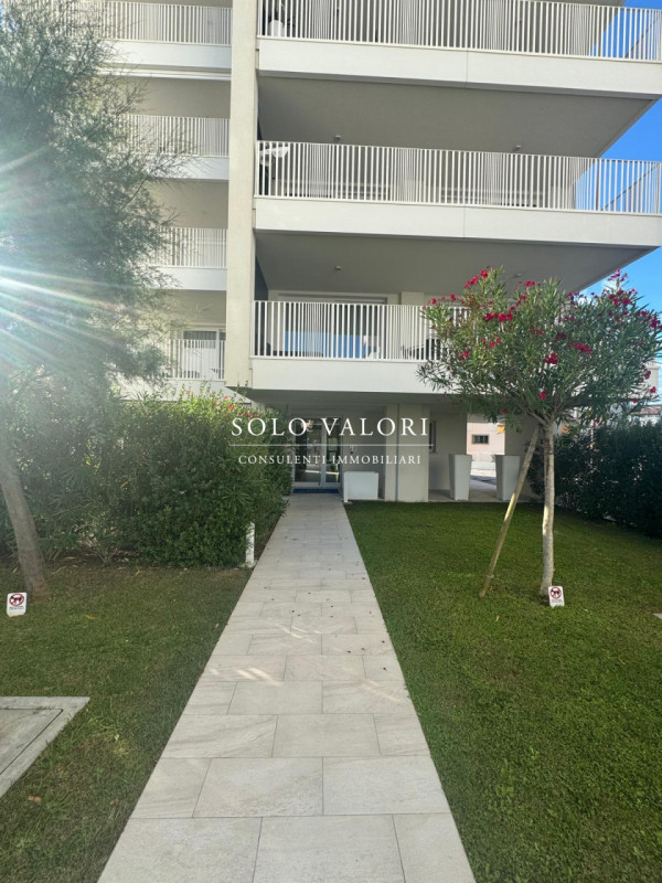 Scopri questo affascinante appartamento trilocale situato nel cuore di Jesolo, precisamente in Pi...