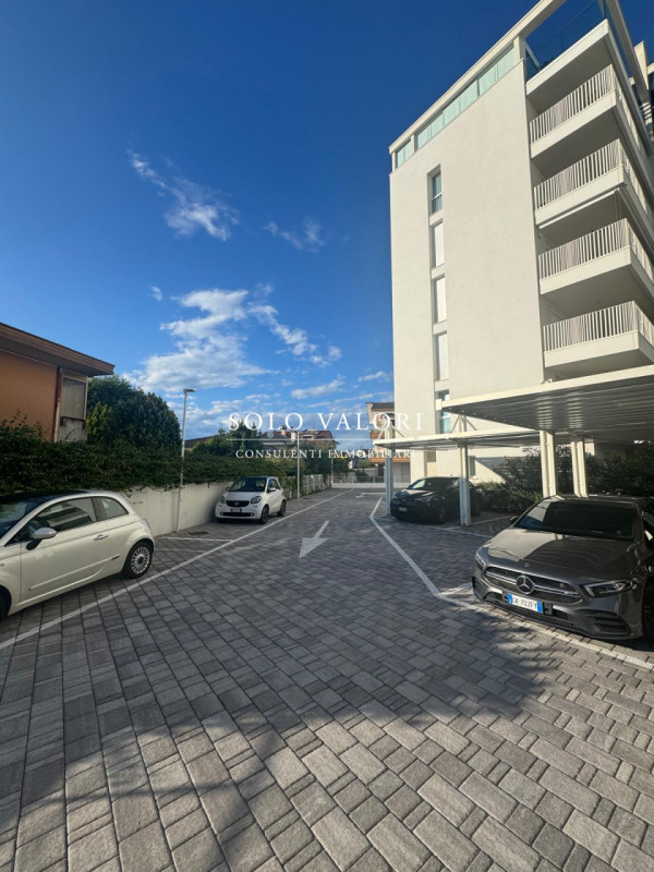 Scopri questo affascinante appartamento trilocale situato nel cuore di Jesolo, precisamente in Pi...