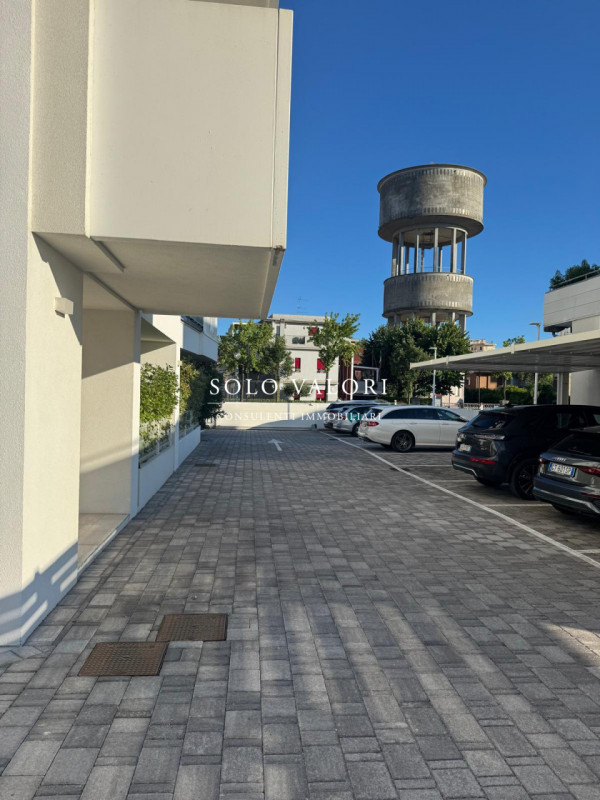 Scopri questo affascinante appartamento trilocale situato nel cuore di Jesolo, precisamente in Pi...