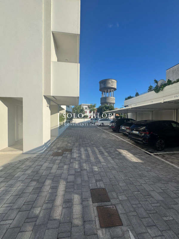 Scopri questo affascinante appartamento trilocale situato nel cuore di Jesolo, precisamente in Pi...