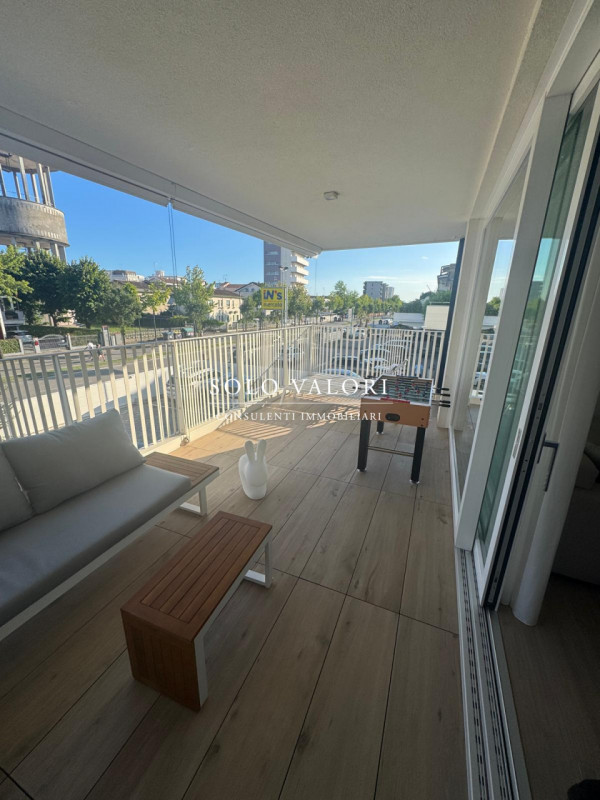 Scopri questo affascinante appartamento trilocale situato nel cuore di Jesolo, precisamente in Pi...