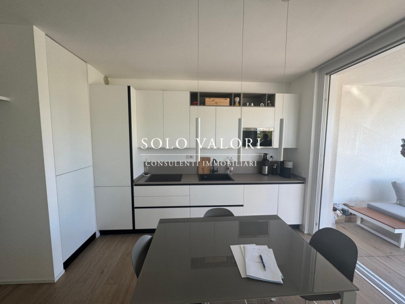 Scopri questo affascinante appartamento trilocale situato nel cuore di Jesolo, precisamente in Pi...