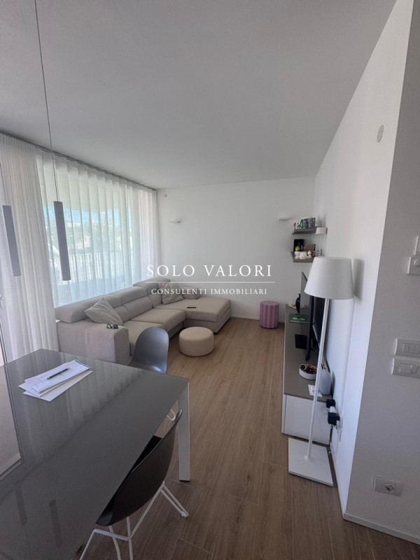 Scopri questo affascinante appartamento trilocale situato nel cuore di Jesolo, precisamente in Pi...