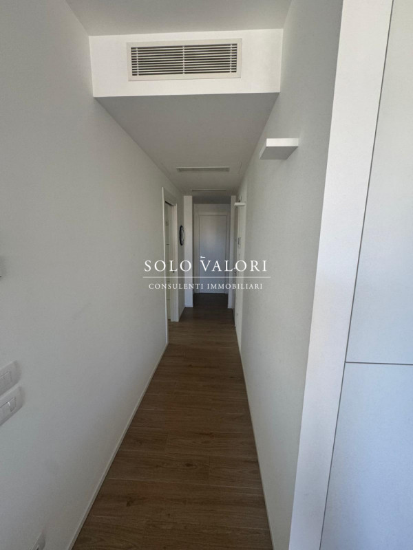 Scopri questo affascinante appartamento trilocale situato nel cuore di Jesolo, precisamente in Pi...