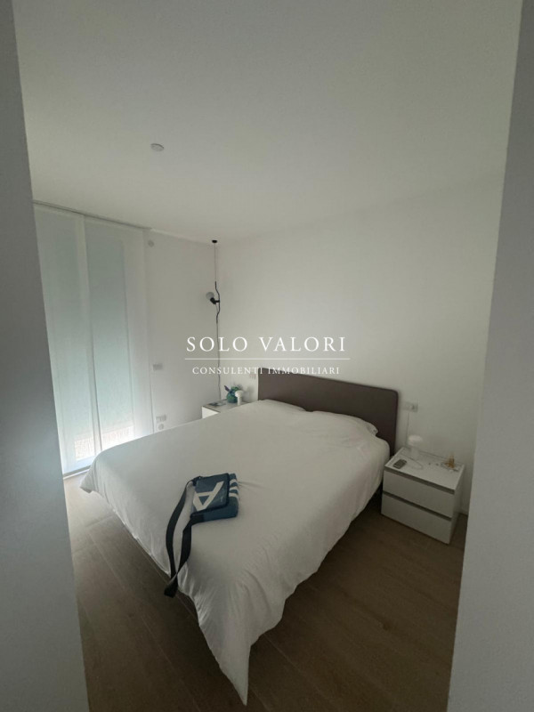 Scopri questo affascinante appartamento trilocale situato nel cuore di Jesolo, precisamente in Pi...