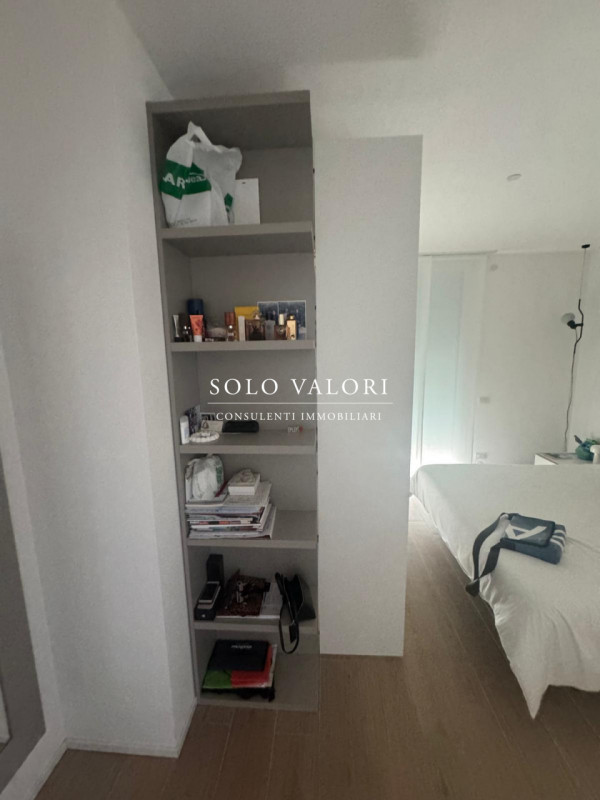 Scopri questo affascinante appartamento trilocale situato nel cuore di Jesolo, precisamente in Pi...