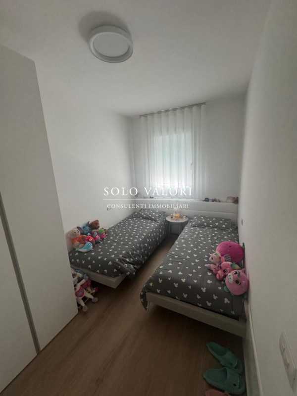 Scopri questo affascinante appartamento trilocale situato nel cuore di Jesolo, precisamente in Pi...