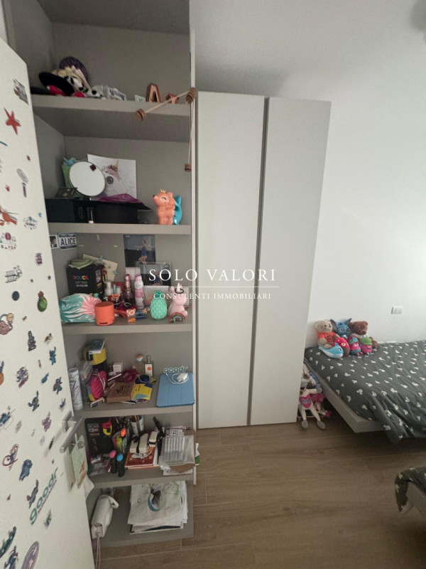 Scopri questo affascinante appartamento trilocale situato nel cuore di Jesolo, precisamente in Pi...