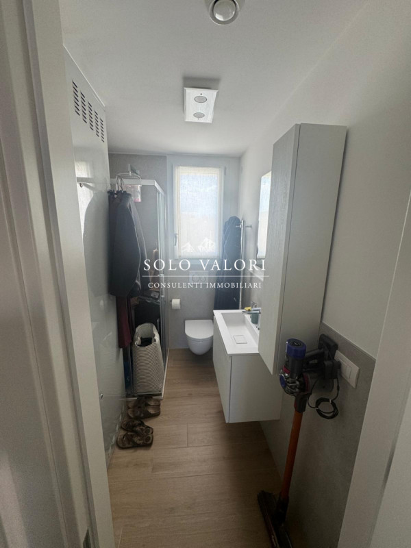 Scopri questo affascinante appartamento trilocale situato nel cuore di Jesolo, precisamente in Pi...