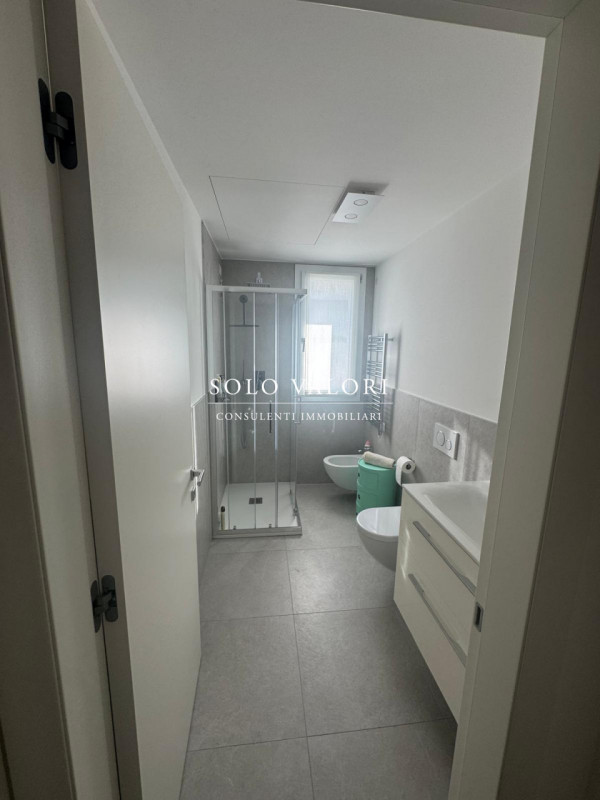 Scopri questo affascinante appartamento trilocale situato nel cuore di Jesolo, precisamente in Pi...