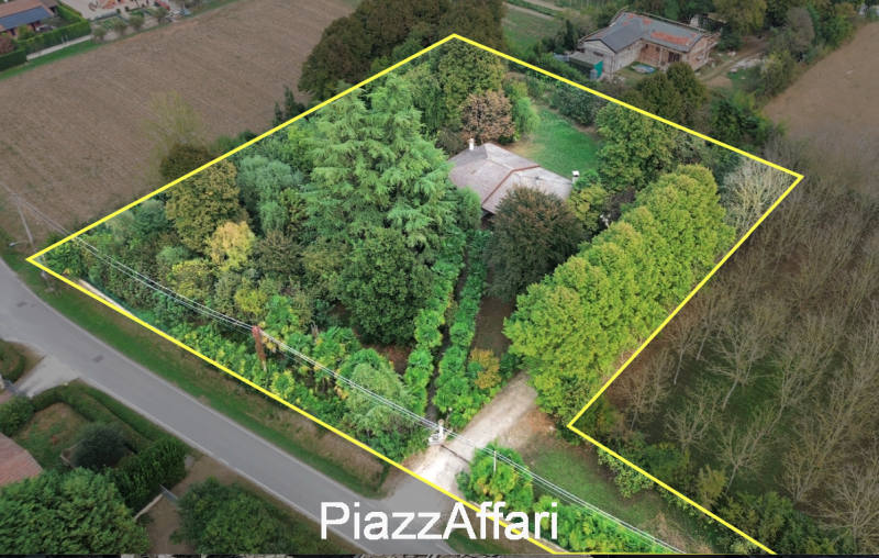 Stravagante ed eclettica proprietà costituita da una villa singola immersa nella pace e nella tra...