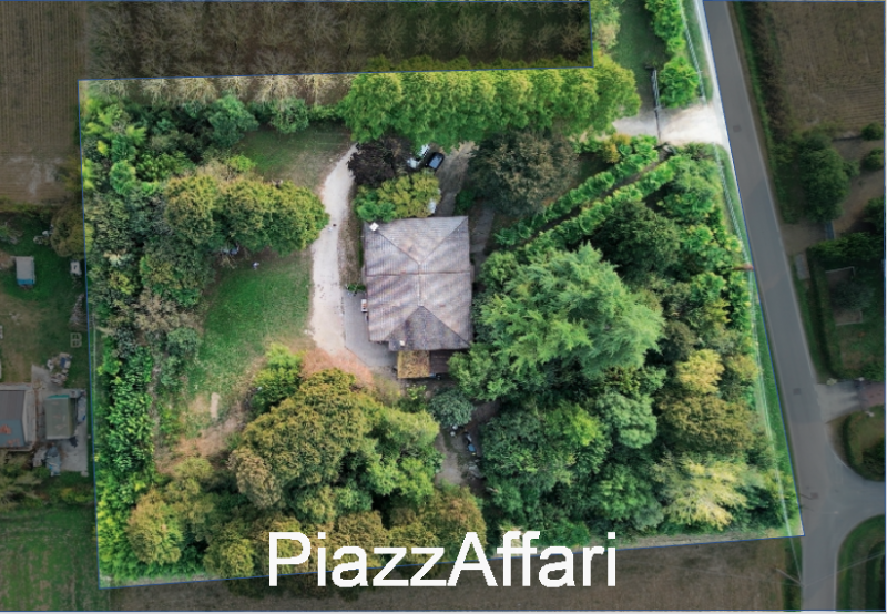 Stravagante ed eclettica proprietà costituita da una villa singola immersa nella pace e nella tra...