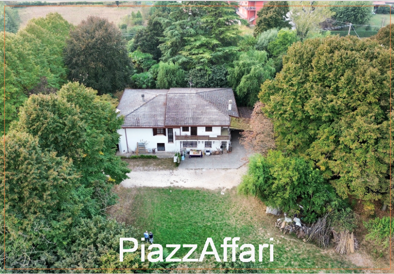 Stravagante ed eclettica proprietà costituita da una villa singola immersa nella pace e nella tra...