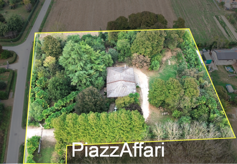 Stravagante ed eclettica proprietà costituita da una villa singola immersa nella pace e nella tra...