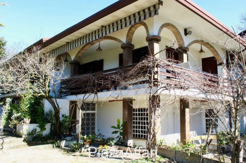 Stravagante ed eclettica proprietà costituita da una villa singola immersa nella pace e nella tra...