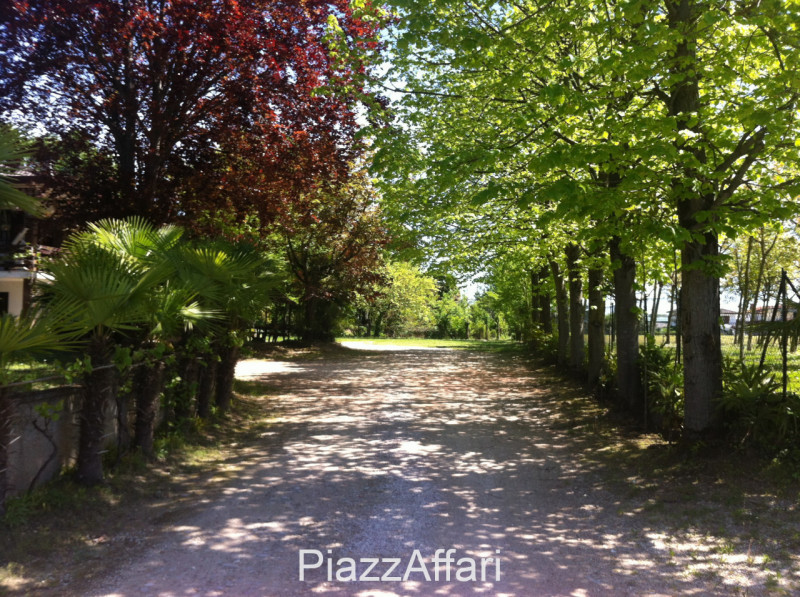 Stravagante ed eclettica proprietà costituita da una villa singola immersa nella pace e nella tra...