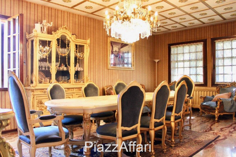 Stravagante ed eclettica proprietà costituita da una villa singola immersa nella pace e nella tra...