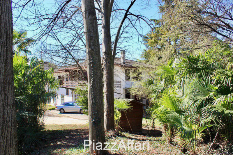 Stravagante ed eclettica proprietà costituita da una villa singola immersa nella pace e nella tra...