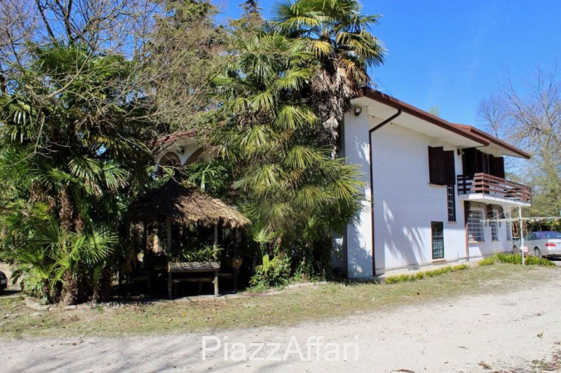 Stravagante ed eclettica proprietà costituita da una villa singola immersa nella pace e nella tra...