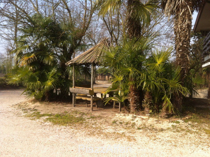 Stravagante ed eclettica proprietà costituita da una villa singola immersa nella pace e nella tra...