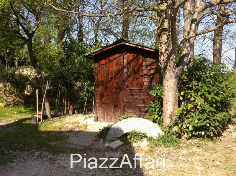 Stravagante ed eclettica proprietà costituita da una villa singola immersa nella pace e nella tra...