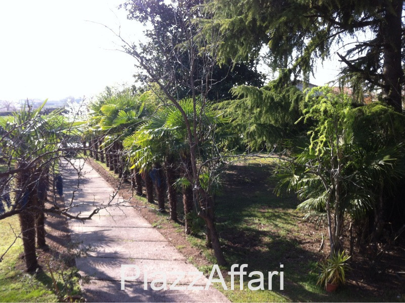 Stravagante ed eclettica proprietà costituita da una villa singola immersa nella pace e nella tra...