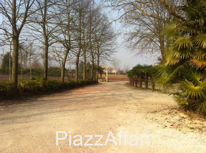 Stravagante ed eclettica proprietà costituita da una villa singola immersa nella pace e nella tra...