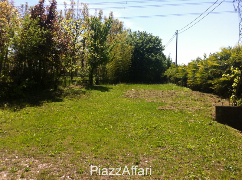 Stravagante ed eclettica proprietà costituita da una villa singola immersa nella pace e nella tra...