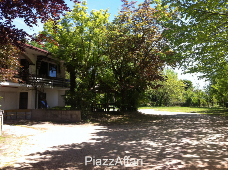 Stravagante ed eclettica proprietà costituita da una villa singola immersa nella pace e nella tra...