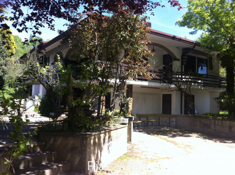 Stravagante ed eclettica proprietà costituita da una villa singola immersa nella pace e nella tra...