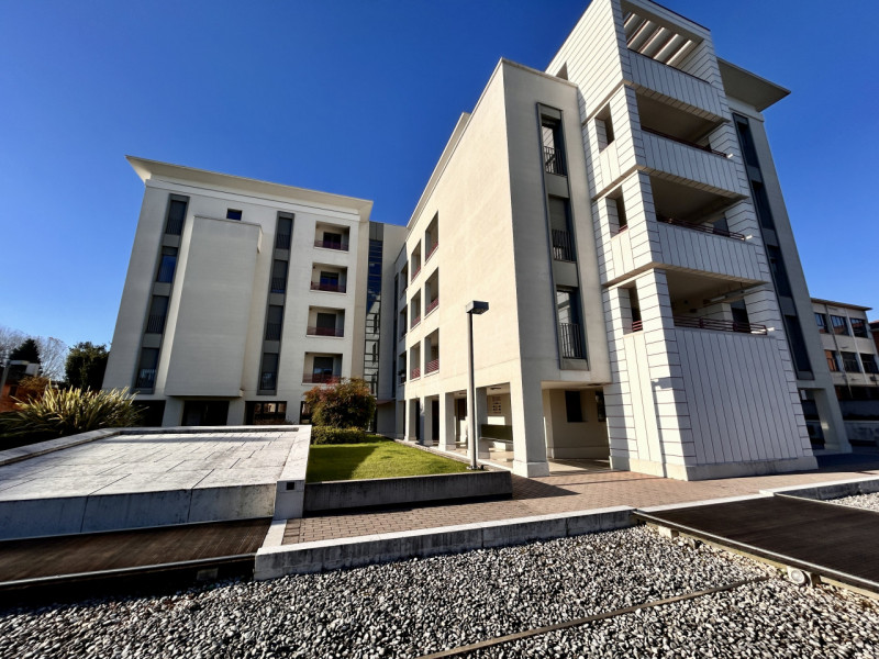 In uno dei contesti più signorili della zona, a due passi dal centro storico, proponiamo in vendi...