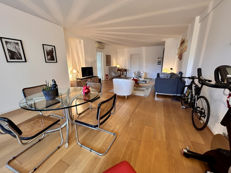 In uno dei contesti più signorili della zona, a due passi dal centro storico, proponiamo in vendi...