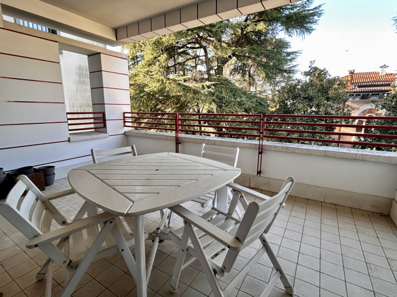 In uno dei contesti più signorili della zona, a due passi dal centro storico, proponiamo in vendi...