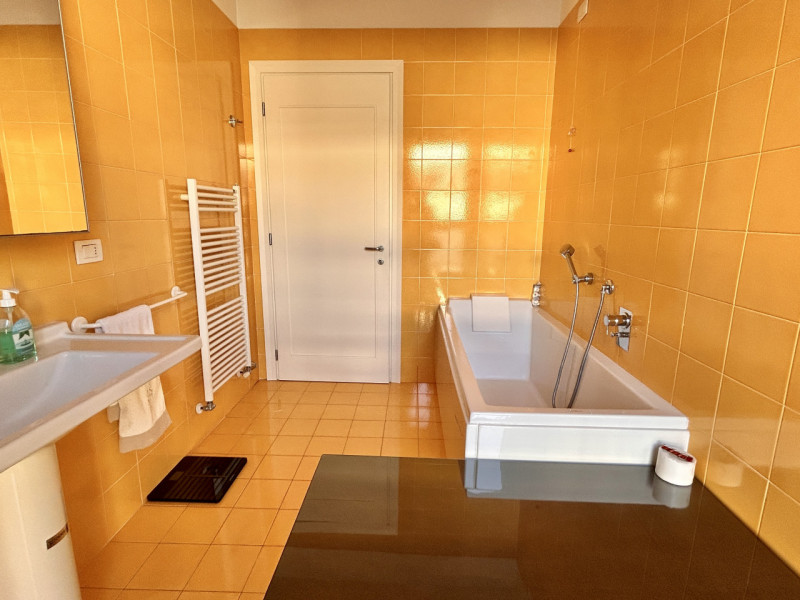 In uno dei contesti più signorili della zona, a due passi dal centro storico, proponiamo in vendi...