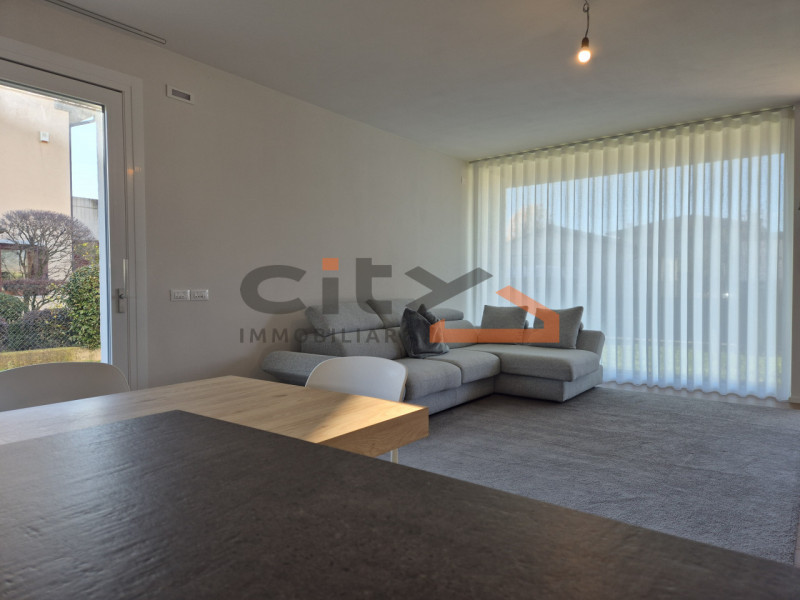 Cassola centro, in una zona residenziale tranquilla, proponiamo una casa singola edificata nel 20...