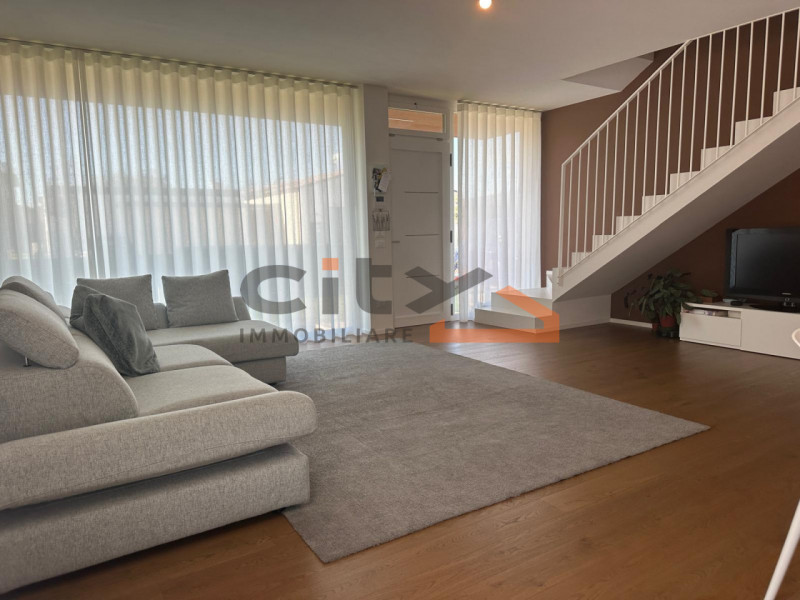 Cassola centro, in una zona residenziale tranquilla, proponiamo una casa singola edificata nel 20...