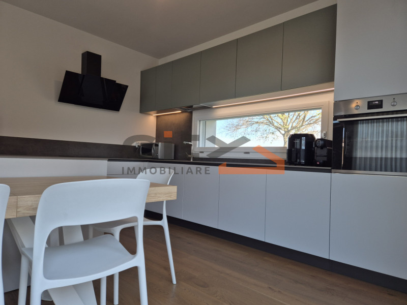 Cassola centro, in una zona residenziale tranquilla, proponiamo una casa singola edificata nel 20...