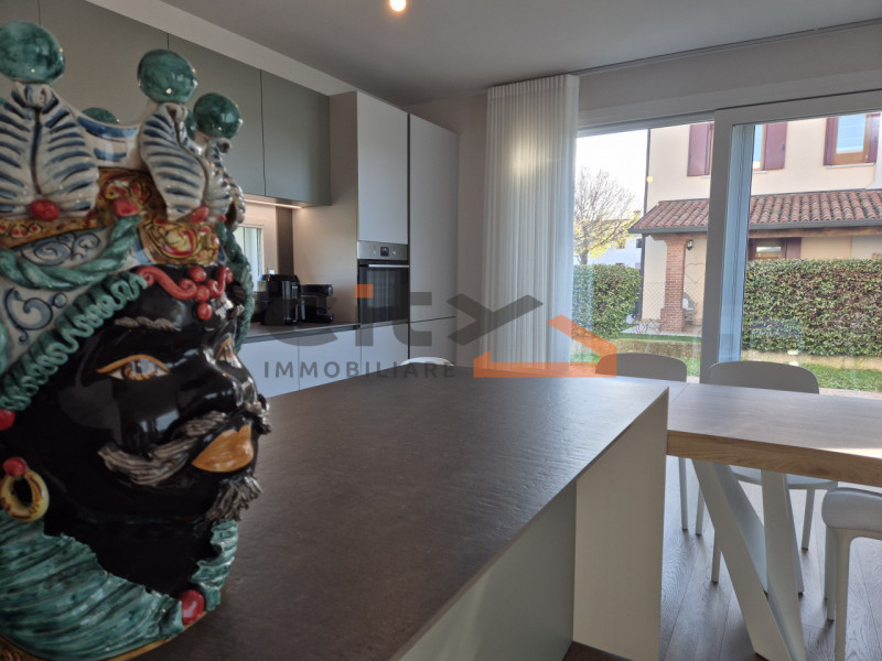 Cassola centro, in una zona residenziale tranquilla, proponiamo una casa singola edificata nel 20...