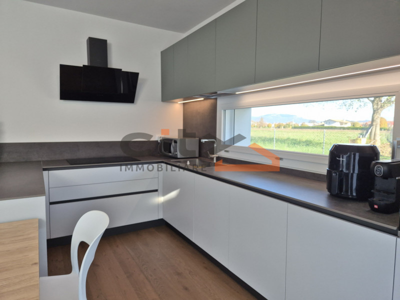 Cassola centro, in una zona residenziale tranquilla, proponiamo una casa singola edificata nel 20...