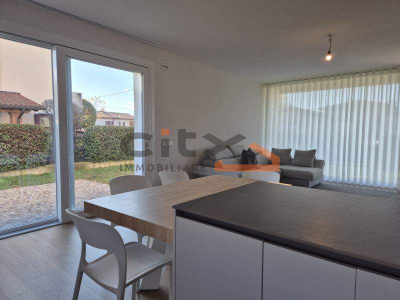 Cassola centro, in una zona residenziale tranquilla, proponiamo una casa singola edificata nel 20...