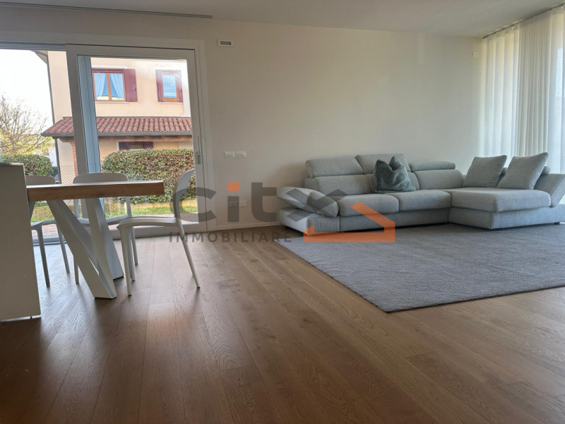 Cassola centro, in una zona residenziale tranquilla, proponiamo una casa singola edificata nel 20...