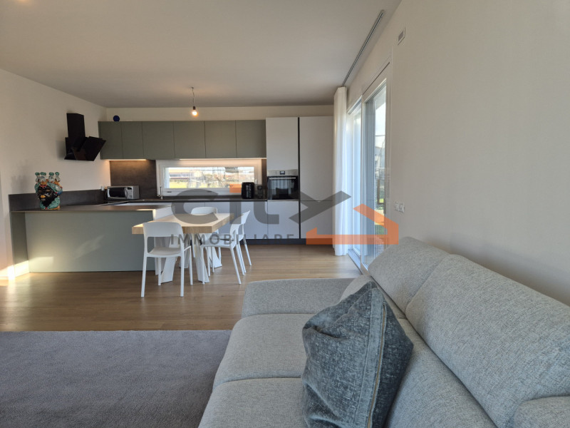 Cassola centro, in una zona residenziale tranquilla, proponiamo una casa singola edificata nel 20...